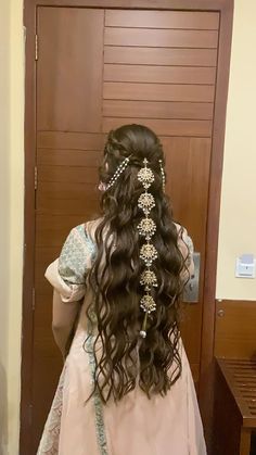 #hair #hairstyles #haircolor #hairgoals #influencer Indian Mehndi Hairstyles, Wedding Hair Designs For Long Hair, Hair Accessory Wedding, Long Hair Indian Hairstyles, Hairstyles For Qawali Night, Hair Styles For Desi Wedding, Hair Accessories For Bride, Paranda Hairstyle, Hairstyles Desi