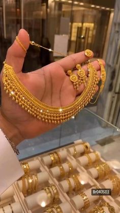 Jewellery Shop Design Indian, Antique Gold Set, Dubai Gold Necklace Designs, Dubai Necklace Designs Gold, Dubai Gold Necklace, Gold Necklace Indian Bridal Jewelry Wedding, Dubai Gold Jewellery Design Necklaces, Gold Necklace Set Indian