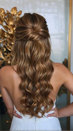 Bridal Half Up Half Down Straight Hair, Simple Wedding Hairstyles For Fine Hair, Hair Styles For Prom Down, Curled Hairstyle Ideas, Half Hairstyles Wedding, Prom Hairstyle Down, Wedding Hairstyles Half Up Half Down Long Hair, Curled Hairstyles Medium Length, Hair For Bridesmaids Half Up