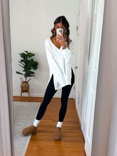 Leggings And Mini Uggs Outfit, How To Style Uggs With Leggings, Ugg And Leggings Outfit, Cute Outfits With Ultra Mini Uggs, Platform Ugg Outfit Ideas, Ugh Platform Boots Outfit, Ugh Slipper Outfit, Ugh Ultra Mini Boots Outfit, Ultra Mini Uggs Outfit Leggings