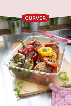 A range of glass food containers for cooking in the oven, serving and storing the leftovers in the fridge thanks to the airtight lid.