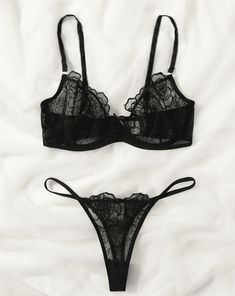 Sublimez votre silhouette avec notre ensemble de lingerie noire, orné de belles broderies de roses. Le design élégant ajoute une touche de charme féminin tandis que la couleur noire offre un effet amincissant. Parfait pour une soirée spéciale ou pour ajouter une touche d'allure à votre lingerie. Elegant Fitted String Bra, Elegant Black String Bra, Elegant String Bra, Fitted String Bra In Black, String Bra For Night Out, Black Delicate Lace Evening Bra, Black Delicate Lace Bra For Evening, Feminine Black Bra, Floral Lingerie