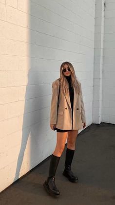 Chunky Leather Black Boots. Fall Inspo. Blazer Outfit Inspo. Boots Outfit Inspo. Neutral Colors. Check more at https://beautyfashionideas.com/uncategorized/chunky-leather-black-boots-fall-inspo-blazer-outfit-inspo-boots-outfit-inspo-neutral-colors/ Work Trip Dinner Outfit, Beige Long Blazer Outfit, Autumn Day Drinking Outfit, Zara Oversized Blazer, Blazer Dinner Outfits For Women, Date Night Outfit Heels, Oversized Blazer Outfit Night Out, Fall Outfits Long Boots, Dinner Drinks Outfit