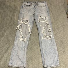 Size 6 Regular Super Cute Jeans Never Worn 90s Ripped Jeans Outfits, Blue Jeans Ripped, Thrifting Clothes, Ripped Jeans American Eagle, Straight Ripped Jeans, American Eagle Jeans Ripped, Diy Ripped Jeans, Cute Ripped Jeans, Jeans With Holes