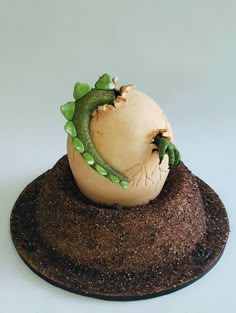 there is a cake that has been made to look like an onion on top of it