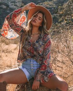 Coachella 2020, Classy Hats, Party Dresses Online, Herringbone Necklace, Short Sleeve Shirt Women, Bell Sleeve Blouse, Mini Shirt Dress, Distressed Denim Shorts, Cute Poses