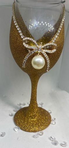 Glitter Gold Wine Glass 🍷, made with Rhinestones and Accessories. Jewelry Art Wine Glass, Glassware Crafts Sliding, Wine Glass Decorating Ideas, Glitter Dipped Wine Glasses, Holiday Wine Bottle Crafts, Wine Glass Centerpieces, Glitter Wine Glasses Diy, Bedazzled Liquor Bottles, Glitter Wine Bottles