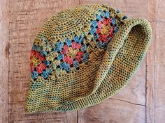 A crochet granny square bucket hat. Crochet Bucket Hat Pattern Free, Cool Crochet Ideas, Cute Crochet Hats, Granny Hat, Easy Crochet Bucket Hat, Bucket Hat Pattern Free, Crochet Bucket Hat Pattern, Cool Crochet, Crochet Hat With Brim