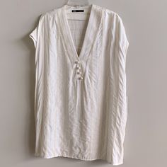 Cool And Breezy, This Roomy Tunic Is Perfect Paired With Leggings Or Jeans. Also Can Be Worn As A Swimsuit Coverup. Viscose/Acrylic/Linen Blend. Size M But Fits M Or L In My Opinion. Two Small Spots On Left Shoulder From Handling In-Store, Shown In Last Photo. Never Worn. Zara Shirt Women, Embroidered Tunic Dress, Long Tunic Tops, Ruffled Tunic, Crochet Buttons, Zara Shirt, Oversize Fashion, Long Sleeve Flannel, Boho Tunics