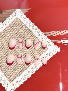 How to Wrap Gifts Like a Pro: Simple Hacks Festive Holiday Nails, Christmas Gift Bow, Christmas Details, Gift Bow, French Tips, Gift Bows, Nail Glue, Nail Sizes, Festive Holiday