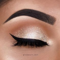 This is a beautiful nude glitter look with the eyeliner and the brow woking together to enhance the shape of the eye. Perfect for parties! #eyebrowtutorial Light Pink Eyeshadow, Eyeliner Tips, Shimmer Eye Makeup, Eyeshadow Glitter, Alat Makeup, Nude Eyeshadow