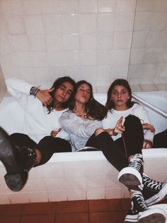 Friends In Bathtub, Bathtub Pictures Instagram, Crazy Bff Pictures, Bathtub Pictures, Grunge Party, Band Pictures