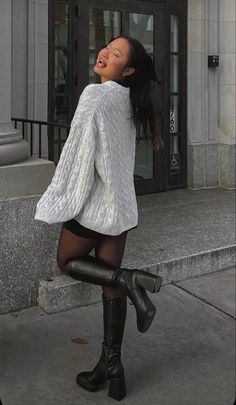 Stile Blair Waldorf, Adrette Outfits, Fest Outfits, Estilo Indie, Cold Outfits, Skirts With Boots, Thanksgiving Outfit, Black Mini Skirt