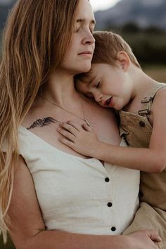 These family photos 🌾🌿⛰️ Kailani looking radiant with her family wearing the Cream Claudette Dress. Happy Friday! Photos @jodilynnphotography @little_bear_photography How To Feel Beautiful