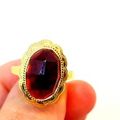 Lovely ring! 14 k gold ring with a large oval cut cabochon faceted garnet. Circa 1950. Weight: 4.55 grams - Dimensions: 20.3 mm which corresponds approximately to a size 11 USA. Composition: ** 14 kt gold without stamp, acid tested. ** Garnet 14.5mm x 9.9mm To see photos. We love the patina of time, but if you don't like it, you can spend some time cleaning and it will be perfect. The condition is good, with signs of use. It is not new, please see the photos, which are an important part of the d Vintage Red Signet Ring With Oval Cabochon, Vintage Red Oval Cabochon Signet Ring, Gold Garnet Signet Ring For Formal Events, Gold Garnet Rings With Cabochon, Gold Garnet Signet Ring For Formal Occasions, Formal Gold Rings With Garnet, Formal Gold Garnet Rings, Vintage Ruby Gold Rings, Vintage Ruby Signet Ring As Gift