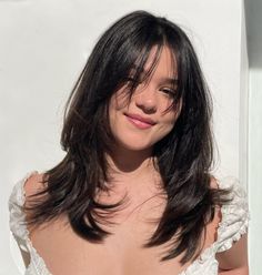 Haircut From Front Side, Layer Cut In Straight Hair, Medium Short Hair For Round Face, Wavy Round Face Haircut, V Shaped Haircut Short Hair, Short Hair With Long Layers And Bangs, Haircuts For Wavy Hair Round Face, Layered Hair Medium Straight Round Face, Haircuts For Straight Hair Round Face