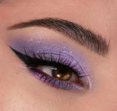 Purple Eyeshadow Looks For Prom, Lavender Make Up Eye Makeup, Lilac Make Up Look, Pink And Purple Eyeshadow Looks, Light Purple Makeup, Purple Eyeshadow Looks, Silver Makeup