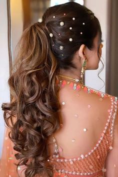 Bridal Garba Hairstyle, Garba Bride Hairstyle, Indian Ponytail Hairstyles Wedding, Back Hairstyle For Indian Wedding, Haldi Function Hairstyle For Bride, Sangeet Hairdo For Bride, Sangeet Look Brides Hairstyle, Sangeet Look Hairstyle, Sangeet Hairstyles For Bride Long Hair