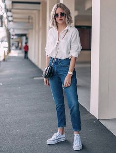 Lined Shirt Outfit, Jeans T-shirts, Men’s Shirt Outfit For Women, Casual French Outfits, 23 Style, Shirts Outfit, Outfit 2023, Keds Style