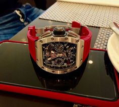 moda de lujo de la vendimia: Exploración de la subida de la segunda .. .  #NuevosYeatstrajevíspera Red Richard Mille, Formal Breakfast, Red Demon, Rolex Yachtmaster, Mode Glamour