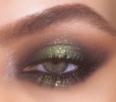 Renfaire Makeup Ideas, Forest Green Makeup, Ren Fair Makeup, Ren Faire Makeup, Fairy Core Makeup, 90s Eye Makeup, Mystical Makeup, Prom Eyes, Rock Makeup