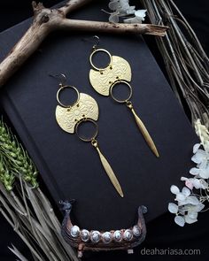 Valkyrie earrings / Viking jewelry. Inspired by the warriors who bring the fallen from the battlefield to Odin's majestic hall Valhalla. Comfortable to wear and length without ear hooks is approx. 11.6 cm / 4.6 inch. ● Ear hooks are made of stainless steel ● Also available in the color silver: https://deahariasa.etsy.com/listing/1761850954 Each of my jewelry is handmade with love and care! However, they are delicate pieces, so please handle with care :) --> Feel free to write me if you have any Viking Inspired Jewelry, Viking Style Handmade Gold Jewelry, Handmade Viking Style Gold Jewelry, Handmade Viking Gold Jewelry, Bronze Viking Jewelry For Ceremonial Occasions, Viking Style Handmade Festival Jewelry, Handmade Medieval Brass Jewelry, Medieval Style Metal Jewelry For Fantasy Events, Medieval Metal Jewelry