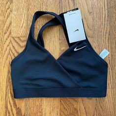 Brand New With Tags Adjustable Track Wishlist, 2000s Athletic Wear, Sports Bra Aesthetic, Nike Sports Bra Outfit, Camp Fits, Nike Winter Jackets, Lulu Sports Bra, Nike Bra, Sports Bra Outfit