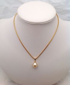 Pearl Neck Chain, Locket Chain Gold, Simple Chains Gold With Locket, Gold Lockets For Chains, Neck Jwellary Design, Simple Pendents Gold, Neck Less Design Jewellery, Simple Pendents Gold Chain