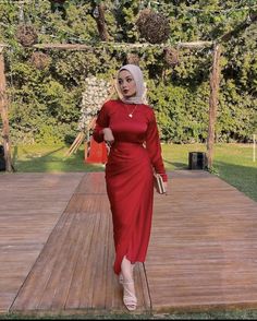 Red Dress Classy Elegant Long, Simple Soiree Dresses, Red Dress Hijab, Dinner Dress Classy Elegant, Soiree Dresses For Hijab, Dressy Fashion Outfits, Hijabi Dresses, Elegant Silk Dresses, Dinner Dress Classy