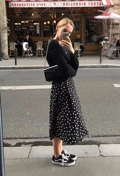 Chilly Weather Outfits, Style Inspiration Fall, Cool Street Fashion, 가을 패션, Spring Outfits Casual, Mode Inspiration, Helsinki, Polka Dot Dress, Street Styles