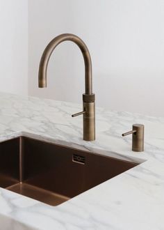 Kokend water kraan goud, hot boiling water Faucet gold, gold Faucet, gouden kraan, marmeren keuken, marble kitchen, luxury kitchen, luxe keuken, droomhuis, dream house, luxury home, luxe huis, koken, cooking, boiling water, kokend water, kokend water kraan, kranen, kranen inspiratie, Faucet inspiration, zilveren kraan, silver Faucet, copper Faucet koperen kraan, golden Faucet, black Faucet, zwarte kraan, recipes, water, hot water, thee, pasta, rijst, rice, eggs, eieren, tea Arabescato Vagli, Vagli Marble, Framed Cabinets, Copper Faucet, An Old Soul, Brass Kitchen Faucet, Brass Sink, New Kitchen Designs, Faucet Design