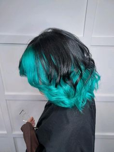 Black And Cyan Hair, Teal Split Dye Hair, Teal Wolfcut, Hair Colors With Black, Blue Hair Dye Ideas Short Hair, Hair Dye Ideas Shoulder Length, Teal Hair Color Turquoise, Teal Dyed Hair, Turquoise And Black Hair