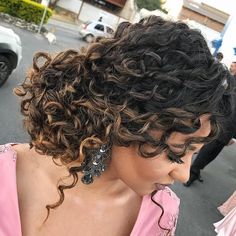 Opção de penteado para cacheadas!  Make lacradora @nathanrodriguesmakeup  #penteadosricieleribeiro ✨ Agendamentos 31 996053883 . . . . .… Nails Ombre Black, Curly Bridal Hair, Black Curls, Nails Ombre, Curly Hair Updo, Penteado Cabelo Curto, Wedding Hair And Makeup, Elegant Hairstyles