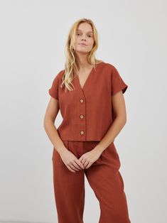 LYLA is a relaxed fit cap sleeve linen top with front button closure. DETAILS - Relaxed fit - Cap sleeves - V neckline - Small coconut buttons closure - 100% lightweight European linen fabric - Cut and sewn to order just for you in our studio COLOR - Rust, you can also choose other colors above - Fabric samples are available here https://www.etsy.com/listing/586569696/linen-fabric-samples SIZING & FIT - Relaxed, loose fit - Model is 5'8" / 173cm and wearing a size S CARE FOR LINEN - Machine wash Cheap Linen Tops With Button Closure, Brown Linen Top With Button Closure, Brown Linen Tops With Button Closure, Relaxed Fit Linen Tops With Buttons, Brown Linen Relaxed Fit Tops, Brown Relaxed Fit Linen Top, Batwing Sleeve Top, Linen Short Sleeve, Handmade Clothing