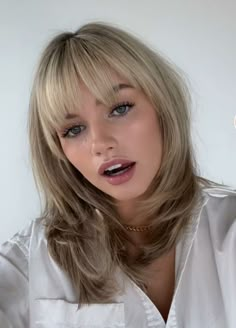 Shay Sullivan Bangs, Shay Sullivan Hair Bangs, 90s Haircut With Bangs, Front Fringe Hairstyles, Mid Length Hair With Fringe, Shay Sullivan Hair, Collarbone Length Hairstyles, Collarbone Length Hair With Bangs