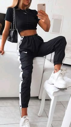 Sweatpants Outfit For School, White Sneakers Outfit, Style Box, Cute Lazy Outfits, Black Outfits, Cute Comfy Outfits, Teenager Outfits, Sporty Outfits, Outfit Goals