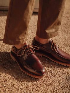 Brett Brownie - Boat shoes in brown leather with commando rubber notched sole Boat Fashion, Leather Shoes Men, Derby Shoes, Mens Fashion Shoes, Summer Season, Boat Shoes, Leather Shoes, Derby, Brown Leather