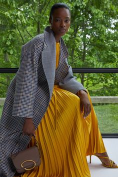 Oscar de la Renta Resort 2020 Collection - Vogue Yellow Grey Outfit, Spring Outfit Women, Checked Coat, Resort 2020, Grey Outfit, Yellow Grey, Satin Maxi Dress, Moda Vintage, Coat Outfits