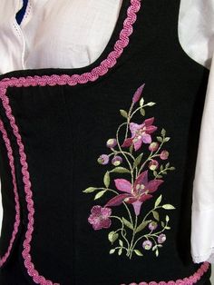 Vintage Dirndl Zweiteiler, schwarz Stickerei Gr.44 German Embroidery, Flower Clothes, German Dress Dirndl, Dirndl Dress, Cloth Flowers, Folk Fashion, Ribbon Work, Ethnic Dress