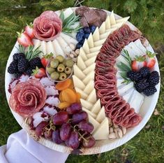 Charcuterie Board Meats, Charcuterie Appetizers, Amazing Food Platters, Food Buffet, Catering Ideas Food, Charcuterie Inspiration, Charcuterie Platter