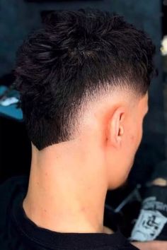 Discover the ultimate burst fade mullet hairstyles for men. Perfect for those wanting a bold, edgy look, these modern cuts blend classic mullet vibes with a sharp fade, adding a trendy twist. Explore styles that suit every personality, from sleek fades to textured mullets! High Burst Fade, Low Burst Fade, Burst Fade Haircut, Fohawk Haircut, Mohawk Fade, Faded Hair Color, Barber Cut, Mohawk For Men, Burst Fade Mohawk