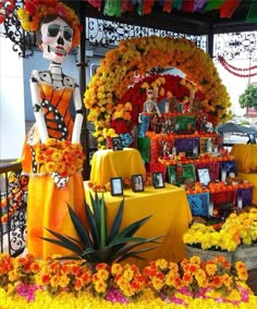 there is a display with flowers and decorations on the table in front of it,