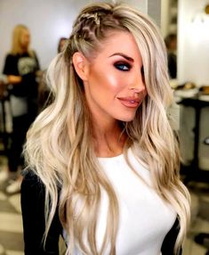 🌸💇‍♀️ Deixe seus cabelos soltos com estilo! Descubra mais de 91 ideias de penteados incríveis para arrasar. #PenteadoCabeloSolto #InspiraçãoDePenteados #CabeloLindo #Penteado #Pinterest Down Hairstyles For Long Hair, Long Face Hairstyles, Pinterest Hair, Festival Hair, Long Faces, Braids For Long Hair, Box Braids Hairstyles, Hair Color Trends