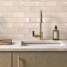 Crema Marfil marble neutral subway kitchen wall tile Elegant Kitchen Backsplash, Stylish Kitchen Ideas, Subway Tile Kitchen Backsplash, Kitchen Tile Ideas, Country Kitchen Backsplash, Marble Subway Tile, Crema Marfil Marble, Black Subway Tiles, Traditional Style Kitchen