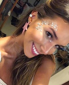 Face And Hair Glitter Ideas, Ibiza Glitter Makeup, Glitter For Concert, Festival Makeup With Glitter, Jeweled Face Makeup, Face Glitter Ideas Concert, Face Glitter And Gems, Eras Tour Face Makeup, Face Gems Makeup Festival