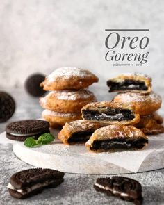 oreo goreng cookies are stacked on top of each other