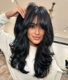 Butterfly Cut with a Long Fringe Black Hair Types, Butterfly Haircut, Hair Tint, Layered Haircuts For Medium Hair, Long Layered Haircuts, Peinados Fáciles Para Cabello Corto, Long Cut, Haircuts For Medium Hair