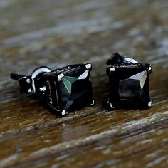 Portez votre look du jour au soir avec ces superbes clous d'oreilles en argent sterling avec zircons cubiques noirs de 6 mm
Nos clous d'oreilles noirs classiques sont fabriqués en argent sterling 925 pur sans nickel, hautement poli avec placage d'or noir. Ces boucles d'oreilles en diamant simulé ont des détails incroyables et une brillance folle.
Commandez les vôtres maintenant et faites-les vibrer en quelques jours !
CARACTÉRISTIQUES :

Argent sterling 925 avec 5 fois le placage d'or
Sûr pour t Black Cubic Zirconia Earrings With Prong Setting, Black Stud Earrings, Studs Men, Black Stud, Style Hip Hop, Stylish Earring, Cz Stud Earrings, Style Noir, Men Earrings