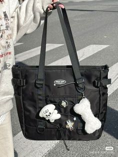 Uni Bag, Unique Handbag, Inside My Bag, Aesthetic Bags, Handbags For School, Bags Cute, College Bags