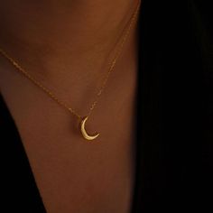 Gold Crescent Moon Necklace Luxury Crescent Necklaces For Women, Moon Jewelry Gold, Celestial Jewelry Gold, Moon Magic Jewelry, Cute Chains For Women, Jewelries Aesthetic, Gold Jwelery Designs, Moon Jewelry Aesthetic, Moon Necklace Aesthetic